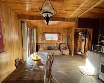 Atypical chalet, 2 bedrooms, garden and barbecue - Saint-Pons - Comedor