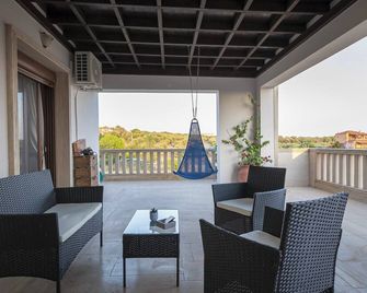 Sea view luxurious Villa 10min from the beach - Paralia Dionisiou - Balkon