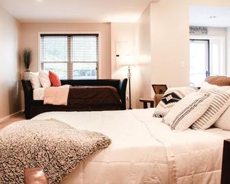 Roomy Apt. Downtown Floyd; Golden Maple Homestays - Floyd - Habitación