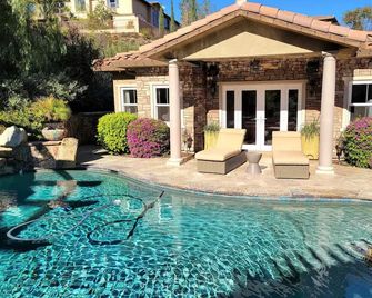  Adorable- Entire Guest House: Pool, Hot Tub, Beautiful Fountain & Huge Patio! - Simi Valley - Piscina