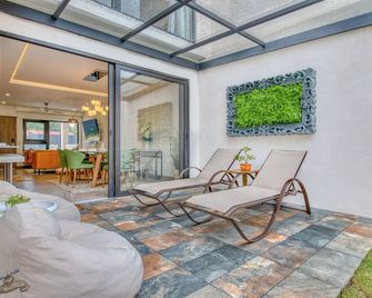 Luxury Townhouse/8p Max/Close to Airport & Medical Facilities/Pool & Fitness - San Antonio - Patio