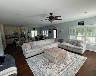 Beautiful Farmhouse with 5 bedrooms on 24 acres of serenity in marvelous Benson. - Benson - Living room