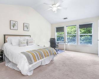 Sunny And Modern Single House With Gym, - Duluth - Bedroom