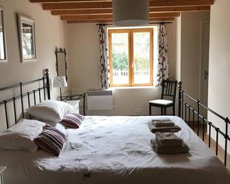 Traditional French Holiday family gite. Heated pool-shaded play area-big garden - Bagnizeau - Habitación