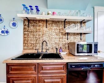 Astoria Painted Lady Historic Apt with River View! - Astoria - Kitchen
