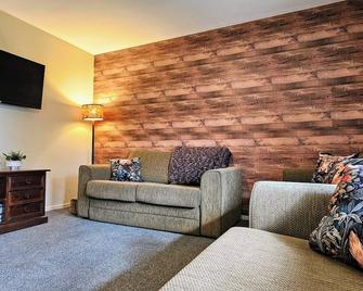 Cozy, Private Central Location - Hanmer Springs - Living room