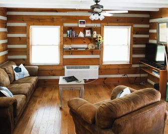 'Happy Hollow' Modern Log Cabin - Cozy country retreat convenient to everything! - Nashville - Living room