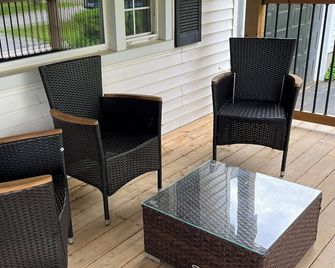 Cozy St. Catharines Bungalow: Your Home Away From Home in Niagara Region! - St. Catharines - Balcony