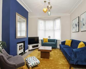 The Milton sleeps 8 close to York city centre pet friendly - York - Living room