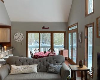 Idlewild Hideaway by the Bay (with Large Deck) - Sturgeon Bay - Living room