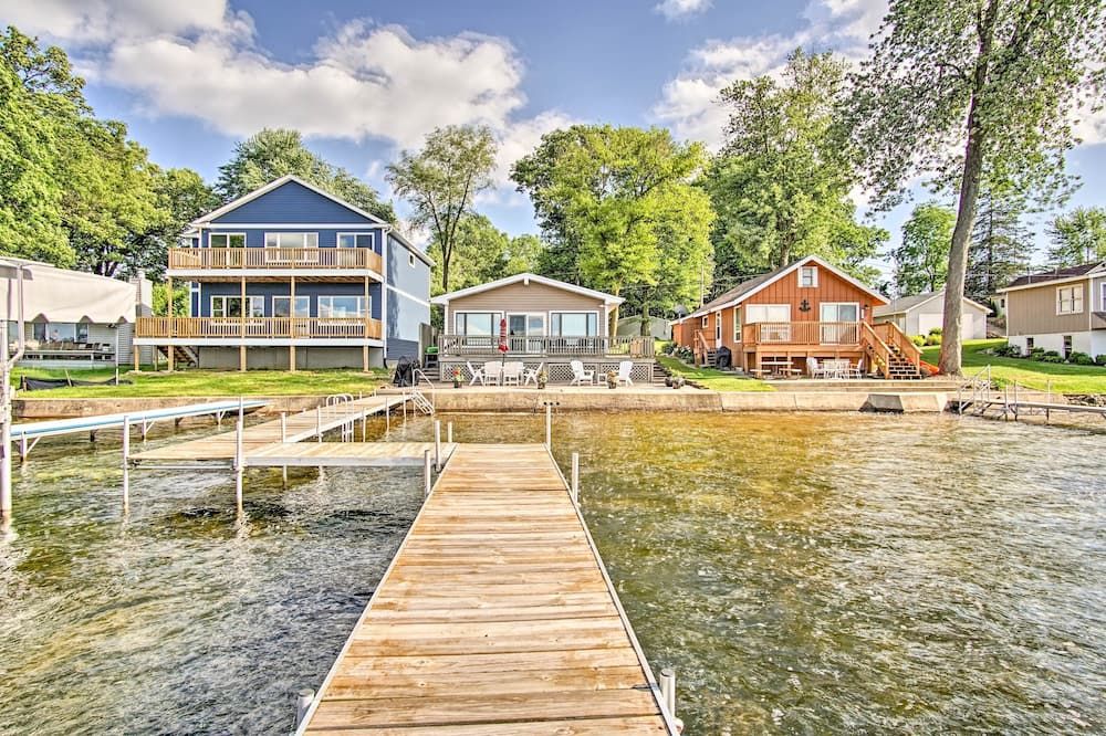 Cheerful lakefront cottage with kayaks and fire pit - Fremont - Building