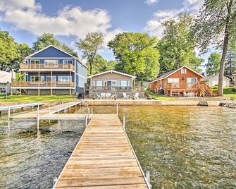 Cheerful lakefront cottage with kayaks and fire pit - Fremont - Gebäude