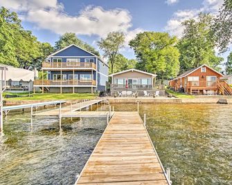 Cheerful lakefront cottage with kayaks and fire pit - Fremont - Building