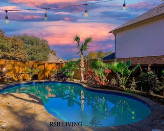 Luxury Holiday Home 5br Hot Tub, Pool & Beautiful Backyard - Grand Prairie - Piscina