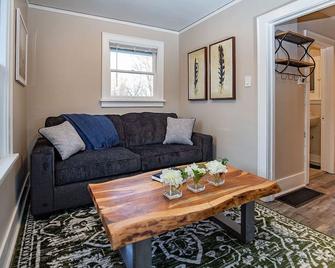 Cozy Carriage House, Walk To Unc, Free Bikes - Greeley - Living room