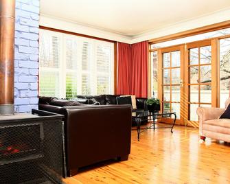 Apartments On The Park - Orange - Living room