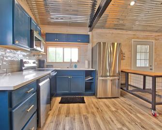 Blue Jay Getaway - Blanco - Kitchen