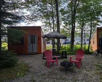 Charming Off-Grid Glamping Cabins Near Lakes & Kayaking in Lincoln, Maine - Lincoln - Patio