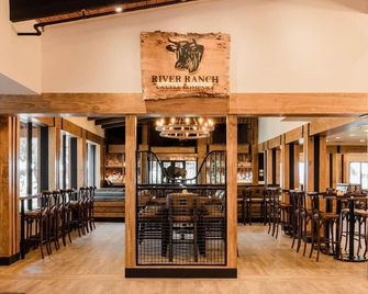 Deluxe Suite with Kitchenette and Balcony, Steps to Rodeo and Pool! 253 - River Ranch - Bar