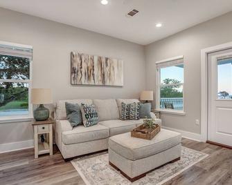 Waveland Beach Cottage 213 - Waveland - Living room