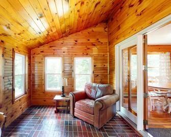 Secluded riverfront property with fast WiFi, kayak & wood stove - dog-friendly - 西貢(緬因州) - 客廳