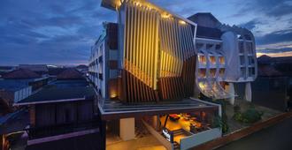 Fairfield by Marriott Bali South Kuta - South Kuta - Gebäude