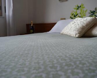 Eco-Hotel Edy - צ'יאנצ'יאנו טרמה - חדר שינה