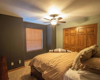 Updated 3-bedroom 2.5-Bathroom townhome with AC and WiFi in Evansville - Evansville