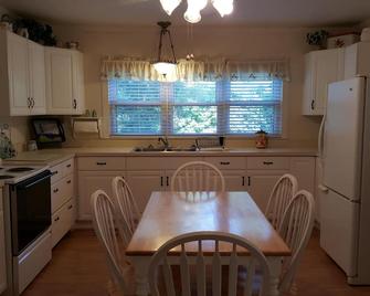 Cute Home Next To Jordan Lake Access - Pittsboro - Kitchen