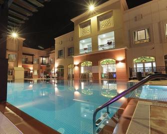 Ain Al Faida One To One Hotel And Resort - Al-Ayn - Piscina