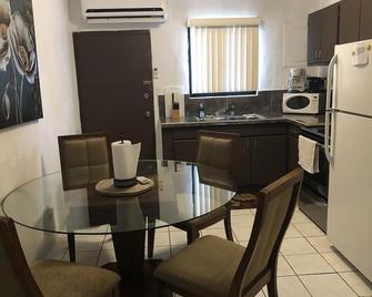 Pedro's Place Private Apartment 2 Bdrm 1 Ba Free Power, Water And Internet - Hagatna - Kitchen