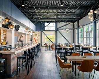 Delta Hotels by Marriott Milwaukee Northwest - Menomonee Falls - Restaurant