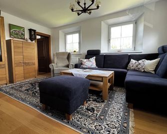 Main house 100sqm for max. 4 pers. with two bedrooms - Obing - Huiskamer