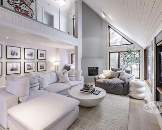 5 bdrm, Lake Rosseau, SW Exposure,! Gorgeous Sunsets! New Boathouse! - Minett - Living room