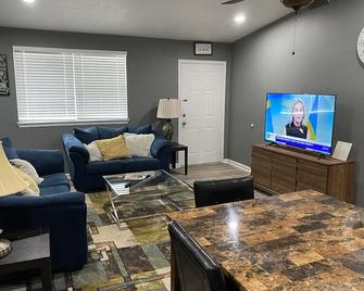 Cozy home away from home - Gwynn Oak - Living room