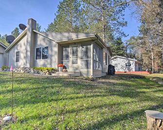 Riverfront Grayling Retreat w/ Fire Pit & Dock! - Grayling - Gebouw