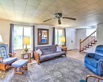 Cozy Ishpeming Cottage w/ Lake & Park Views! - Ishpeming - Living room