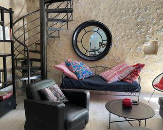 Pretty character house with swimming pool in Entre deux Mers (min. 5 nights) - Romagne - Sala de estar