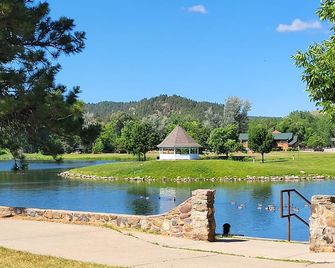 Remodeled home in the woods, just past city limits. With horse pasture nearby! - Rapid City - Pool