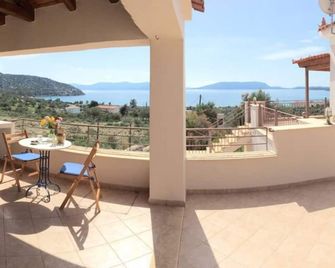 Immaculate 3-Bed House in Ermioni - Ermioni - Balcón