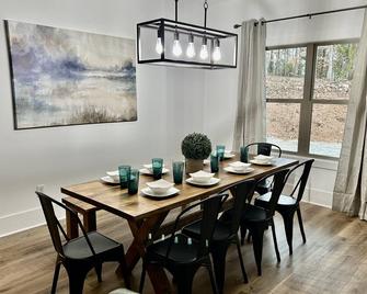 The Green Heron Cottage is close to Auburn, AL, Columbus, GA & Pine Mountain, GA - Valley - Dining room