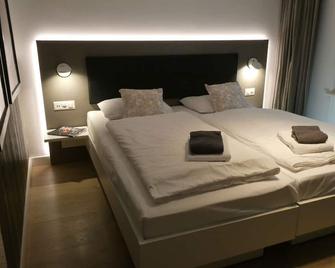 Central & Elegant Apartments,partially with Fireplace, by Zermatt Rental - Церматт - Спальня