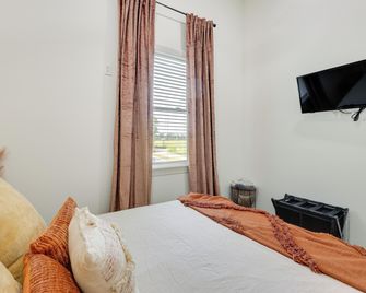 Modern, Riverfront Family House with Balcony and Grill - Arkadelphia