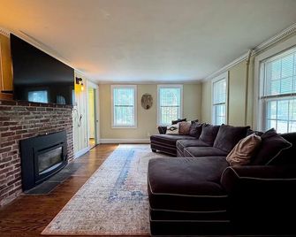 Sunny Farmhouse Fully Furnished 3bed/2bath - Amherst - Living room