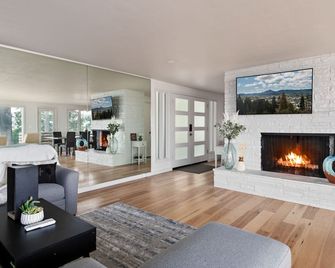 Skyline - entire modern 3-bedroom house with game room, sauna and views! - Eugene - Living room