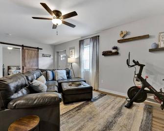 Comfy Cottage Walking Steps From Shopping/Dining/Taproom/Spa - Laurens