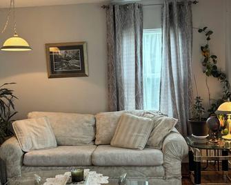 Pet friendly, four bedroom home with ample parking,located in the Bulkley Valley - Houston