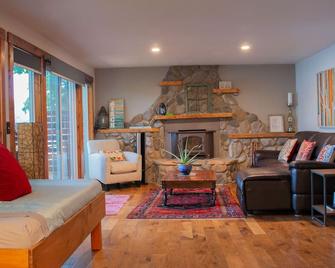 Waterfront Home , Whole House Stay - Liberty Lake - Living room