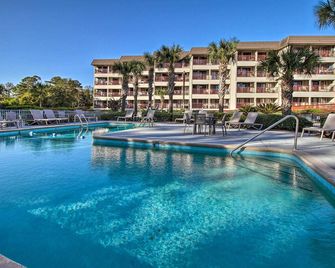 Steps to Beach Family-Friendly HHI Condo with Pool - Hilton Head Island - Pool