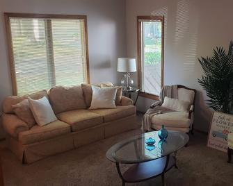 The Bee's Nest - a safe and serene oasis away from home - Shoreview - Living room